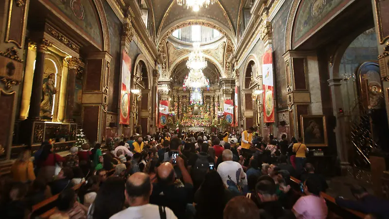 Fieles visitan a la Virgen de Guadalupe en el Santuario 1